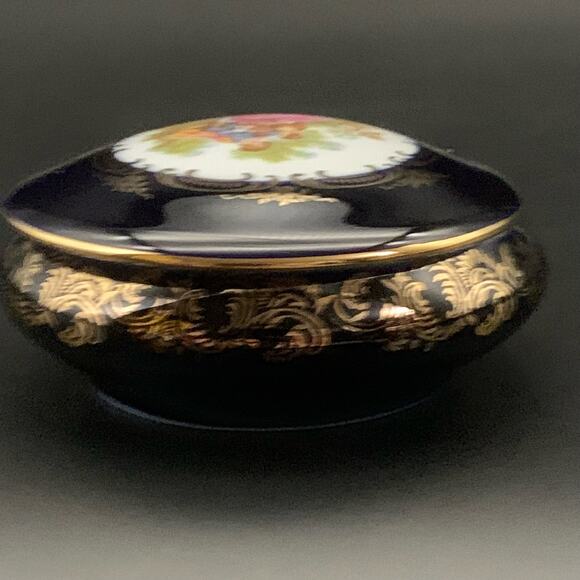 Limoges Castel France Blue Porcelain 22K Gold Trinket Box Courting Couple Vtg - Picture 6 of 11